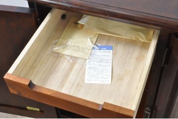 中古　北海道民芸家具　落ち着いた深みのある色合いが美しいサイドボード(サイドキャビネット、戸棚、収納棚)(R-080109)