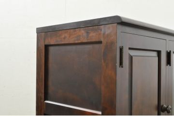 中古　北海道民芸家具　落ち着いた深みのある色合いが美しいサイドボード(サイドキャビネット、戸棚、収納棚)(R-080109)