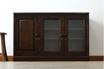 中古　北海道民芸家具　落ち着いた深みのある色合いが美しいサイドボード(サイドキャビネット、戸棚、収納棚)(R-080109)