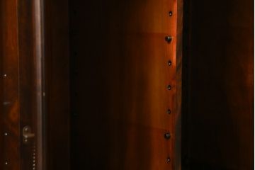 中古　北海道民芸家具　落ち着いた深みのある色合いが美しいサイドボード(サイドキャビネット、戸棚、収納棚)(R-080109)