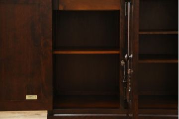 中古　北海道民芸家具　落ち着いた深みのある色合いが美しいサイドボード(サイドキャビネット、戸棚、収納棚)(R-080109)