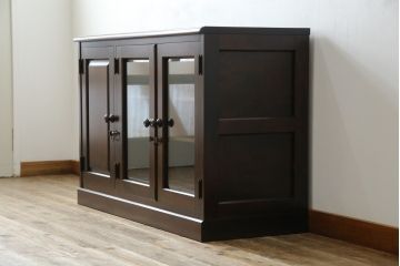 中古　北海道民芸家具　落ち着いた深みのある色合いが美しいサイドボード(サイドキャビネット、戸棚、収納棚)(R-080109)