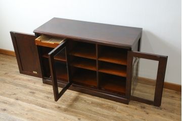 中古　北海道民芸家具　落ち着いた深みのある色合いが美しいサイドボード(サイドキャビネット、戸棚、収納棚)(R-080109)