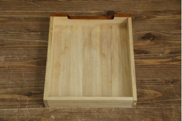 中古　北海道民芸家具　落ち着いた深みのある色合いが美しいサイドボード(サイドキャビネット、戸棚、収納棚)(R-080109)