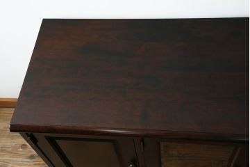 中古　北海道民芸家具　落ち着いた深みのある色合いが美しいサイドボード(サイドキャビネット、戸棚、収納棚)(R-080109)