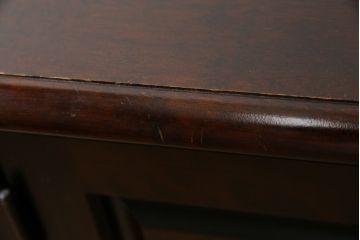 中古　北海道民芸家具　落ち着いた深みのある色合いが美しいサイドボード(サイドキャビネット、戸棚、収納棚)(R-080109)