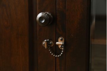 中古　北海道民芸家具　落ち着いた深みのある色合いが美しいサイドボード(サイドキャビネット、戸棚、収納棚)(R-080109)