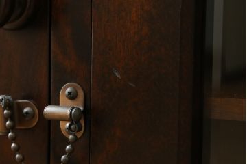 中古　北海道民芸家具　落ち着いた深みのある色合いが美しいサイドボード(サイドキャビネット、戸棚、収納棚)(R-080109)