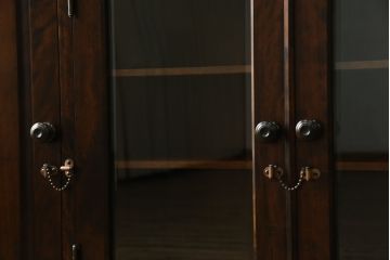 中古　北海道民芸家具　落ち着いた深みのある色合いが美しいサイドボード(サイドキャビネット、戸棚、収納棚)(R-080109)