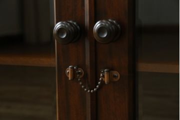 中古　北海道民芸家具　落ち着いた深みのある色合いが美しいサイドボード(サイドキャビネット、戸棚、収納棚)(R-080109)