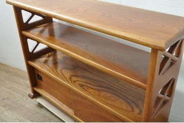 和製ビンテージ　高級工芸家具　側面手彫りくり抜き　総欅(ケヤキ)材　漆塗り　和モダンテイストのお部屋づくりに取り入れたい茶棚(飾り棚、戸棚、収納棚、サイドボード、ヴィンテージ)(R-080112)
