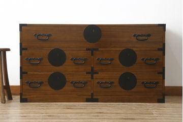 中古　美品　箪笥の松本　時代金具付き　漆塗り　品のある佇まいが和の雰囲気を引き立てる加茂総桐箪笥(総桐たんす、着物箪笥、衣装箪笥、引き出し、和タンス)(定価約65万円)(R-080113)