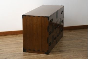中古　美品　箪笥の松本　時代金具付き　漆塗り　品のある佇まいが和の雰囲気を引き立てる加茂総桐箪笥(総桐たんす、着物箪笥、衣装箪笥、引き出し、和タンス)(定価約65万円)(R-080113)