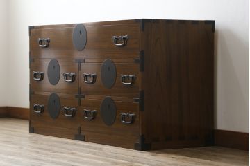 中古　美品　箪笥の松本　時代金具付き　漆塗り　品のある佇まいが和の雰囲気を引き立てる加茂総桐箪笥(総桐たんす、着物箪笥、衣装箪笥、引き出し、和タンス)(定価約65万円)(R-080113)