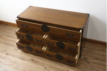 中古　美品　箪笥の松本　時代金具付き　漆塗り　品のある佇まいが和の雰囲気を引き立てる加茂総桐箪笥(総桐たんす、着物箪笥、衣装箪笥、引き出し、和タンス)(定価約65万円)(R-080113)