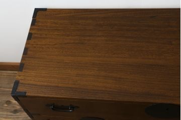 中古　美品　箪笥の松本　時代金具付き　漆塗り　品のある佇まいが和の雰囲気を引き立てる加茂総桐箪笥(総桐たんす、着物箪笥、衣装箪笥、引き出し、和タンス)(定価約65万円)(R-080113)