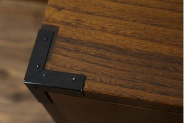 中古　美品　箪笥の松本　時代金具付き　漆塗り　品のある佇まいが和の雰囲気を引き立てる加茂総桐箪笥(総桐たんす、着物箪笥、衣装箪笥、引き出し、和タンス)(定価約65万円)(R-080113)