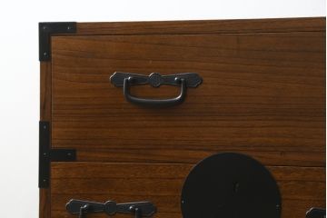 中古　美品　箪笥の松本　時代金具付き　漆塗り　品のある佇まいが和の雰囲気を引き立てる加茂総桐箪笥(総桐たんす、着物箪笥、衣装箪笥、引き出し、和タンス)(定価約65万円)(R-080113)