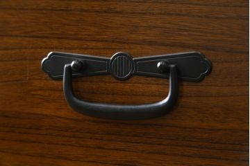 中古　美品　箪笥の松本　時代金具付き　漆塗り　品のある佇まいが和の雰囲気を引き立てる加茂総桐箪笥(総桐たんす、着物箪笥、衣装箪笥、引き出し、和タンス)(定価約65万円)(R-080113)