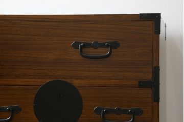 中古　美品　箪笥の松本　時代金具付き　漆塗り　品のある佇まいが和の雰囲気を引き立てる加茂総桐箪笥(総桐たんす、着物箪笥、衣装箪笥、引き出し、和タンス)(定価約65万円)(R-080113)