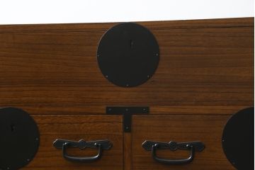 中古　美品　箪笥の松本　時代金具付き　漆塗り　品のある佇まいが和の雰囲気を引き立てる加茂総桐箪笥(総桐たんす、着物箪笥、衣装箪笥、引き出し、和タンス)(定価約65万円)(R-080113)