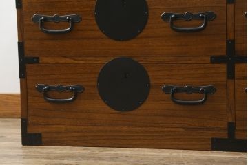 中古　美品　箪笥の松本　時代金具付き　漆塗り　品のある佇まいが和の雰囲気を引き立てる加茂総桐箪笥(総桐たんす、着物箪笥、衣装箪笥、引き出し、和タンス)(定価約65万円)(R-080113)