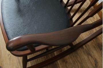 和製ビンテージ　希少モデル　秋田木工　合皮　丸みのある背もたれがかわいらしいロッキングチェア(アームチェア、椅子、イス、ヴィンテージ)(R-080114)