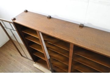 中古　美品　アメリカ　Stickley(スティックレー、スティックレイ)　ミッドセンチュリーテイストの空間づくりにおすすめの薄型キャビネット(ブックケース、本箱、収納棚、戸棚)(R-080115)