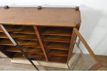 中古　美品　アメリカ　Stickley(スティックレー、スティックレイ)　ミッドセンチュリーテイストの空間づくりにおすすめの薄型キャビネット(ブックケース、本箱、収納棚、戸棚)(R-080115)