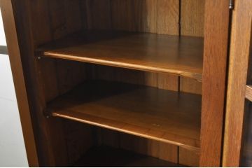 中古　美品　アメリカ　Stickley(スティックレー、スティックレイ)　ミッドセンチュリーテイストの空間づくりにおすすめの薄型キャビネット(ブックケース、本箱、収納棚、戸棚)(R-080115)