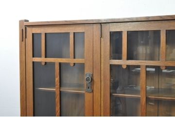 中古　美品　アメリカ　Stickley(スティックレー、スティックレイ)　ミッドセンチュリーテイストの空間づくりにおすすめの薄型キャビネット(ブックケース、本箱、収納棚、戸棚)(R-080115)