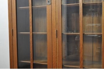 中古　美品　アメリカ　Stickley(スティックレー、スティックレイ)　ミッドセンチュリーテイストの空間づくりにおすすめの薄型キャビネット(ブックケース、本箱、収納棚、戸棚)(R-080115)