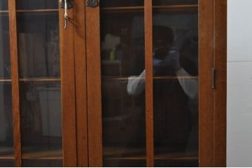 中古　美品　アメリカ　Stickley(スティックレー、スティックレイ)　ミッドセンチュリーテイストの空間づくりにおすすめの薄型キャビネット(ブックケース、本箱、収納棚、戸棚)(R-080115)
