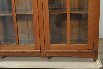 中古　美品　アメリカ　Stickley(スティックレー、スティックレイ)　ミッドセンチュリーテイストの空間づくりにおすすめの薄型キャビネット(ブックケース、本箱、収納棚、戸棚)(R-080115)