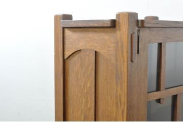 中古　美品　アメリカ　Stickley(スティックレー、スティックレイ)　ミッドセンチュリーテイストの空間づくりにおすすめの薄型キャビネット(ブックケース、本箱、収納棚、戸棚)(R-080115)