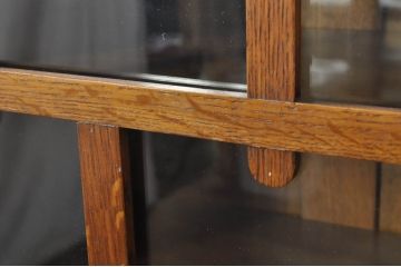 中古　美品　アメリカ　Stickley(スティックレー、スティックレイ)　ミッドセンチュリーテイストの空間づくりにおすすめの薄型キャビネット(ブックケース、本箱、収納棚、戸棚)(R-080115)