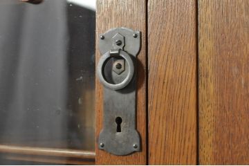 中古　美品　アメリカ　Stickley(スティックレー、スティックレイ)　ミッドセンチュリーテイストの空間づくりにおすすめの薄型キャビネット(ブックケース、本箱、収納棚、戸棚)(R-080115)