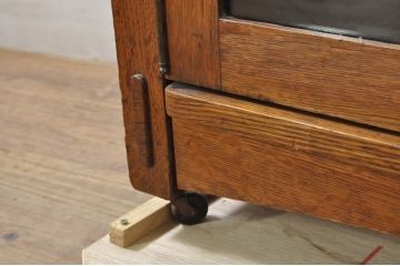 中古　美品　アメリカ　Stickley(スティックレー、スティックレイ)　ミッドセンチュリーテイストの空間づくりにおすすめの薄型キャビネット(ブックケース、本箱、収納棚、戸棚)(R-080115)