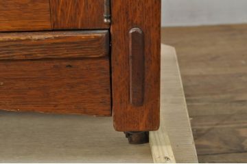 中古　美品　アメリカ　Stickley(スティックレー、スティックレイ)　ミッドセンチュリーテイストの空間づくりにおすすめの薄型キャビネット(ブックケース、本箱、収納棚、戸棚)(R-080115)