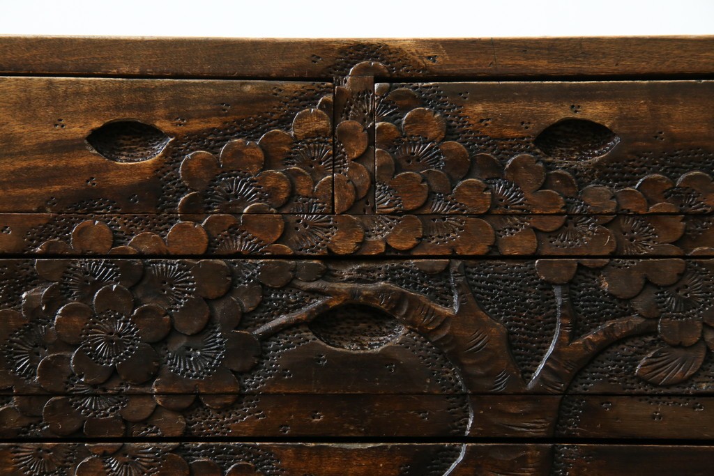 和製ヴィンテージ　軽井沢彫り　細やかな桜の彫刻が美しい小引き出し　(R-080118)