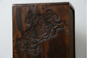 和製ヴィンテージ　軽井沢彫り　細やかな桜の彫刻が美しい小引き出し　(R-080118)