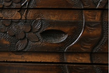 和製ヴィンテージ　軽井沢彫り　職人技が光る!桜の彫刻が美しい小引き出し　(R-080119)