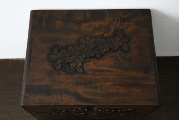 和製ヴィンテージ　軽井沢彫り　職人技が光る!桜の彫刻が美しい小引き出し　(R-080119)