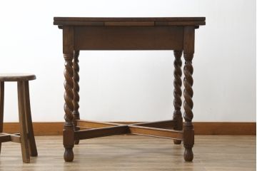 イギリスアンティーク　Lloyd's Antiques(ロイズ・アンティークス)取り扱い　オーク材・総無垢材　ツイストレッグがおしゃれな小振りサイズのドローリーフテーブル(ダイニングテーブル、エクステンションテーブル、2人掛け、4人掛け、6人掛け、食卓、英国)(R-080123)