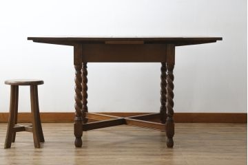 イギリスアンティーク　Lloyd's Antiques(ロイズ・アンティークス)取り扱い　オーク材・総無垢材　ツイストレッグがおしゃれな小振りサイズのドローリーフテーブル(ダイニングテーブル、エクステンションテーブル、2人掛け、4人掛け、6人掛け、食卓、英国)(R-080123)