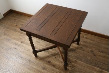 イギリスアンティーク　Lloyd's Antiques(ロイズ・アンティークス)取り扱い　オーク材・総無垢材　ツイストレッグがおしゃれな小振りサイズのドローリーフテーブル(ダイニングテーブル、エクステンションテーブル、2人掛け、4人掛け、6人掛け、食卓、英国)(R-080123)