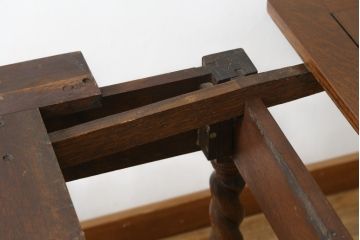 イギリスアンティーク　Lloyd's Antiques(ロイズ・アンティークス)取り扱い　オーク材・総無垢材　ツイストレッグがおしゃれな小振りサイズのドローリーフテーブル(ダイニングテーブル、エクステンションテーブル、2人掛け、4人掛け、6人掛け、食卓、英国)(R-080123)