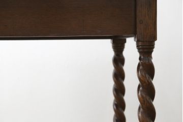 イギリスアンティーク　Lloyd's Antiques(ロイズ・アンティークス)取り扱い　オーク材・総無垢材　ツイストレッグがおしゃれな小振りサイズのドローリーフテーブル(ダイニングテーブル、エクステンションテーブル、2人掛け、4人掛け、6人掛け、食卓、英国)(R-080123)