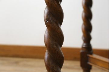 イギリスアンティーク　Lloyd's Antiques(ロイズ・アンティークス)取り扱い　オーク材・総無垢材　ツイストレッグがおしゃれな小振りサイズのドローリーフテーブル(ダイニングテーブル、エクステンションテーブル、2人掛け、4人掛け、6人掛け、食卓、英国)(R-080123)