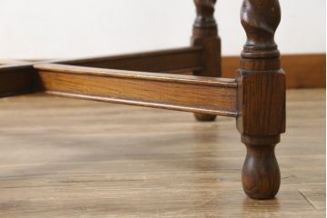 イギリスアンティーク　Lloyd's Antiques(ロイズ・アンティークス)取り扱い　オーク材・総無垢材　ツイストレッグがおしゃれな小振りサイズのドローリーフテーブル(ダイニングテーブル、エクステンションテーブル、2人掛け、4人掛け、6人掛け、食卓、英国)(R-080123)